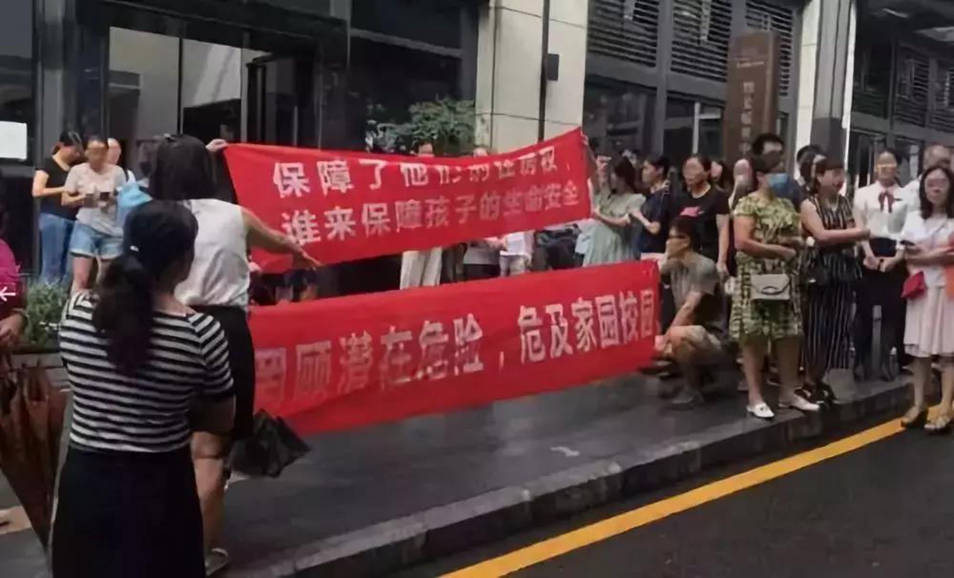 在装修市场中，集成墙板以其简洁美观、易安装等特点备受青睐。那么，集成墙板的价格如何？